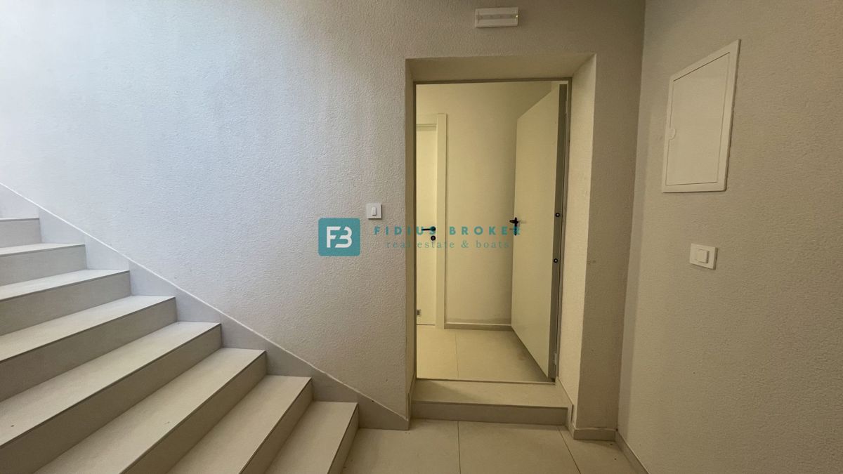 VODICE, novogradnja, 350 m od plaže, 2. nad., pogled na morje