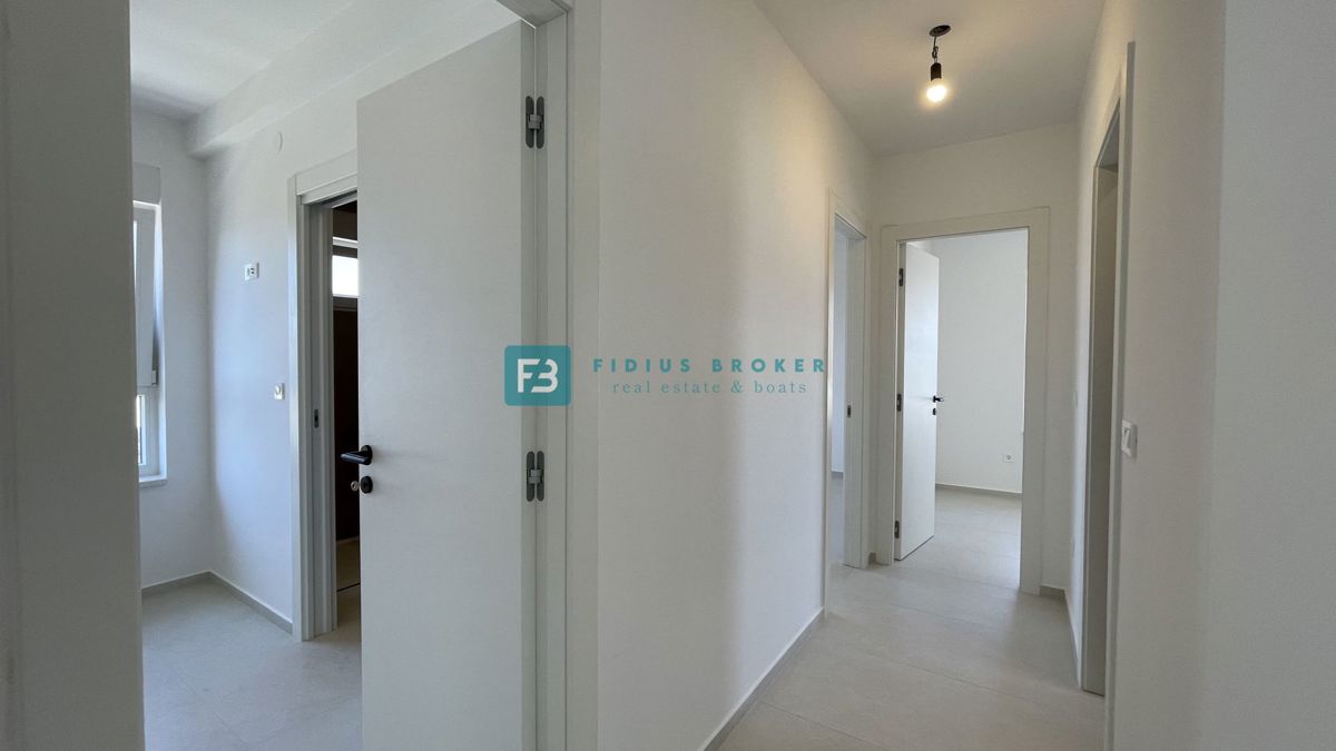 VODICE, novogradnja, 350 m od plaže, 2. nad., pogled na morje