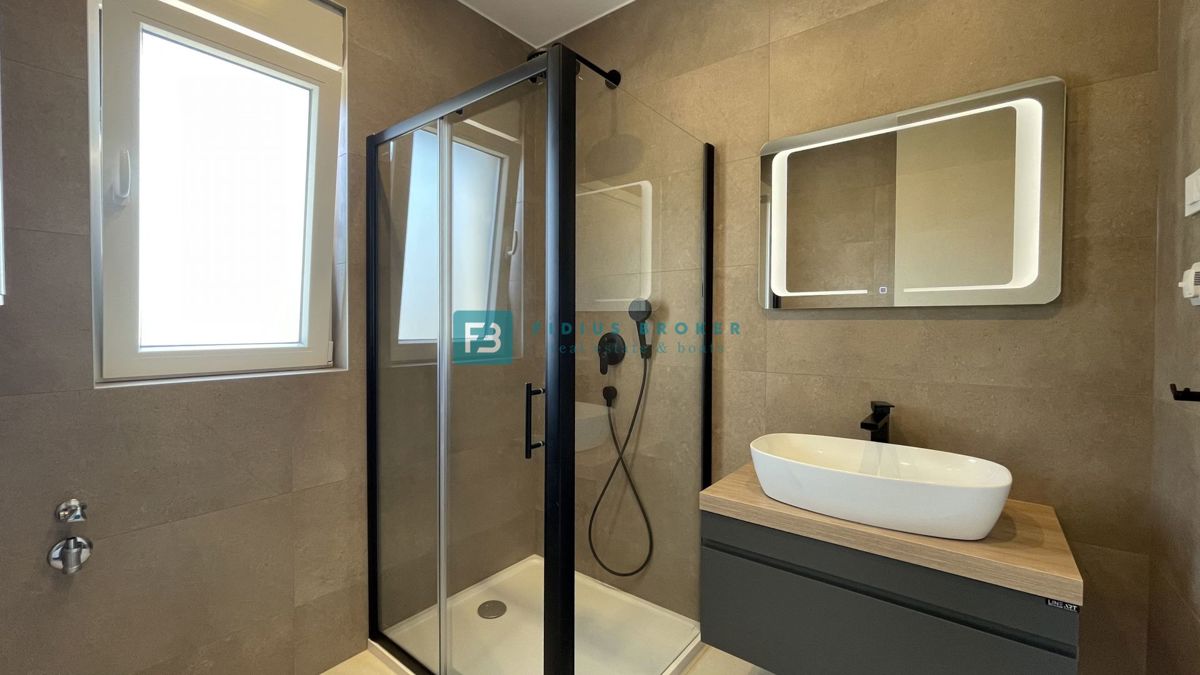 VODICE, novogradnja, 350 m od plaže, 2. nad., pogled na morje