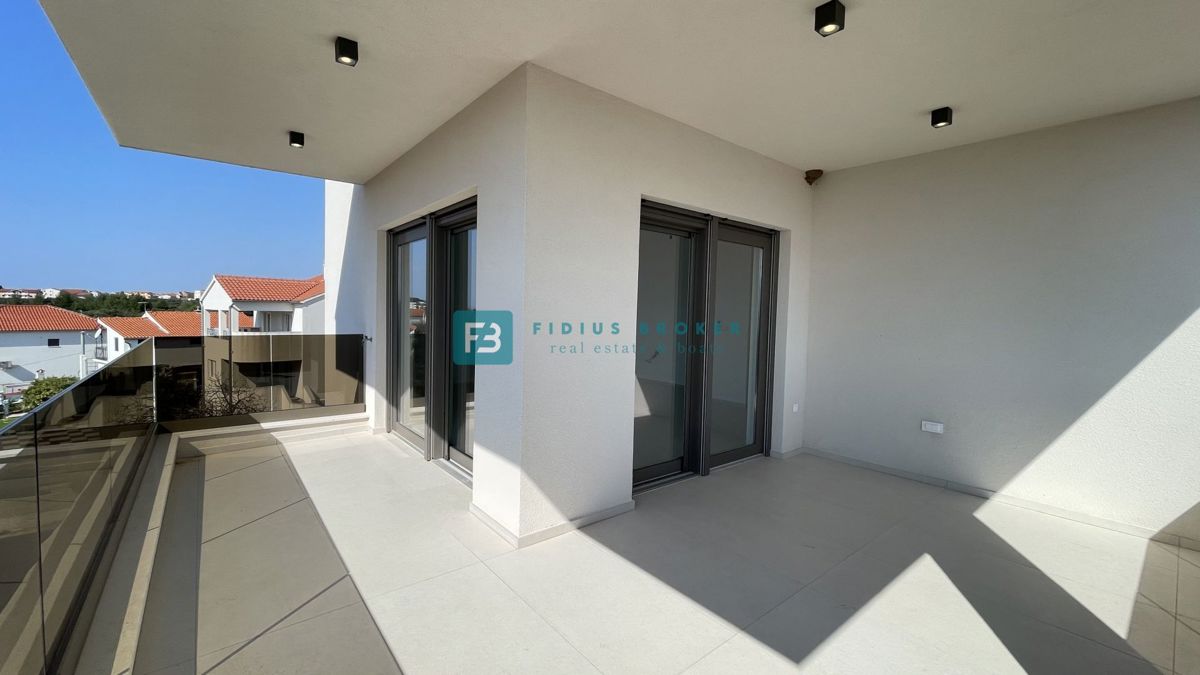 VODICE, novogradnja, 350 m od plaže, 2. nad., pogled na morje