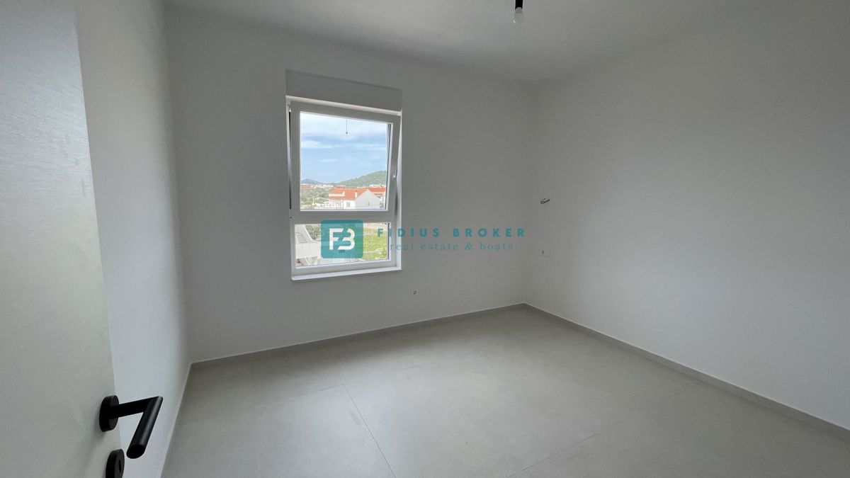 VODICE, novogradnja, 350 m od plaže, 2. nad., pogled na morje