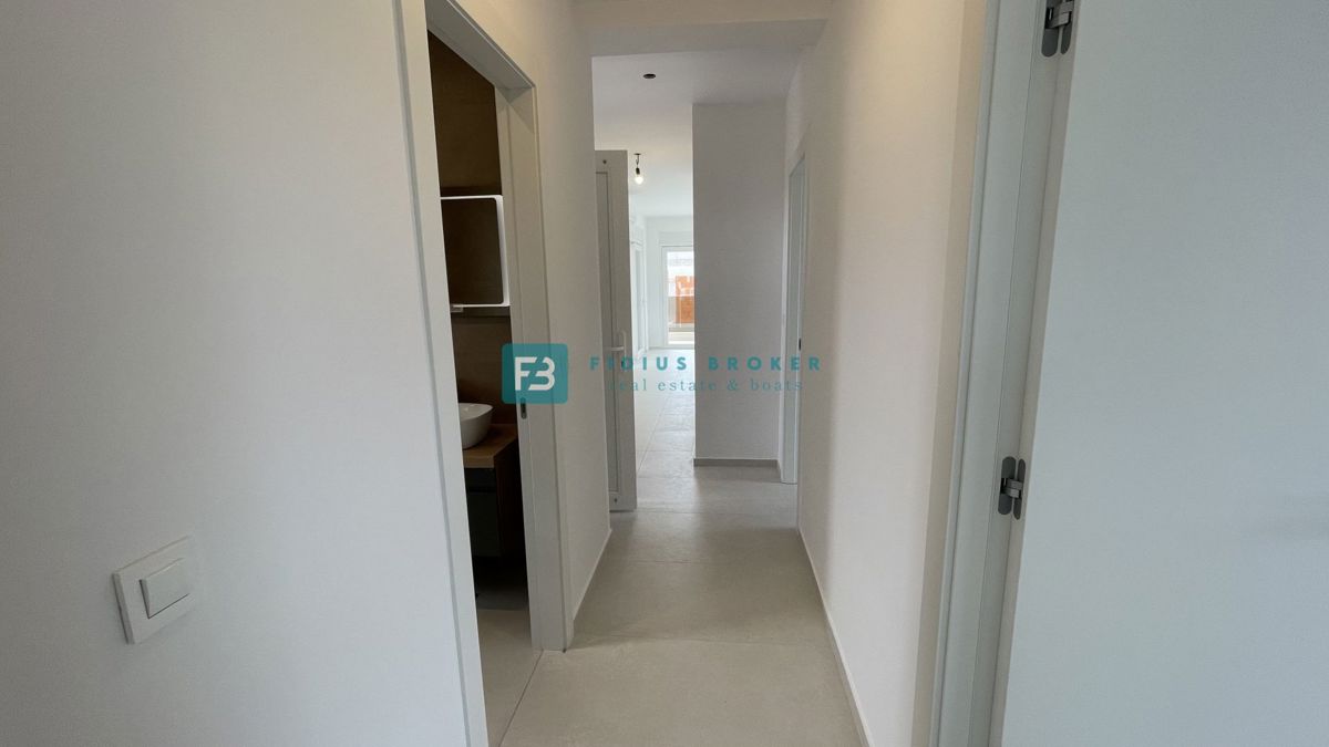 VODICE, novogradnja, 350 m od plaže, 2. nad., pogled na morje