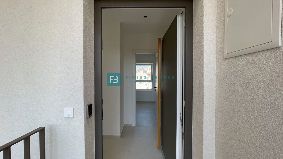 VODICE, novogradnja, 350 m od plaže, 2. nad., pogled na morje