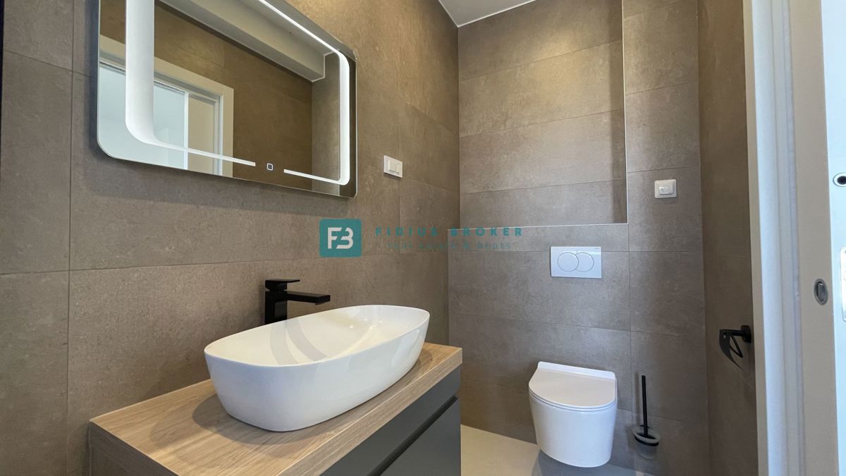 VODICE, novogradnja, 350 m od plaže, 2. nad., pogled na morje