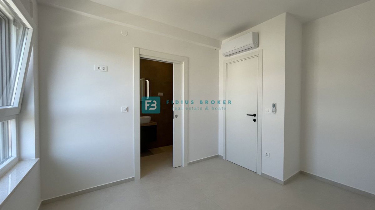 VODICE, novogradnja, 350 m od plaže, 2. nad., pogled na morje