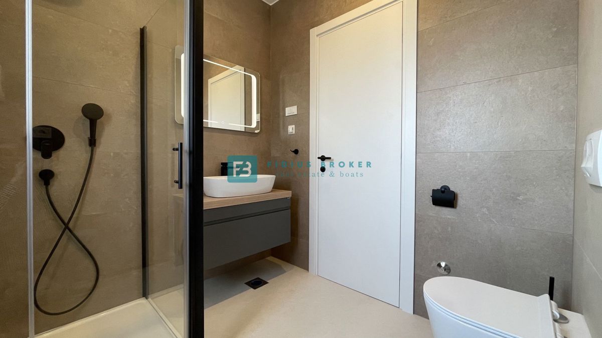 VODICE, novogradnja, 350 m od plaže, 2. nad., pogled na morje