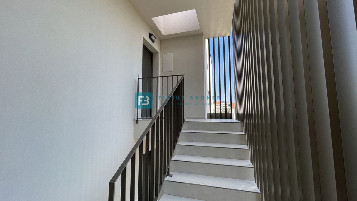 VODICE, novogradnja, 350 m od plaže, 2. nad., pogled na morje