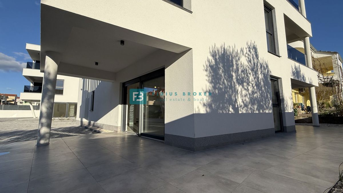 VODICE, novo, vseljivo, pritličje, vrt 128 m2, mirna lokacija