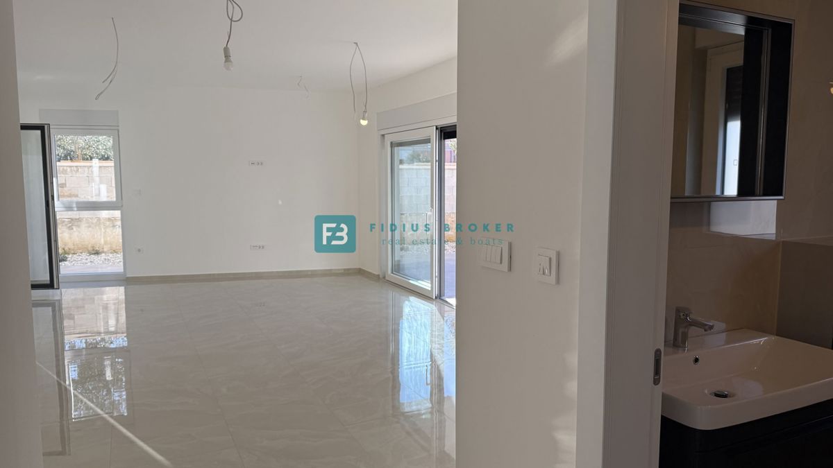VODICE, novo, vseljivo, pritličje, vrt 128 m2, mirna lokacija