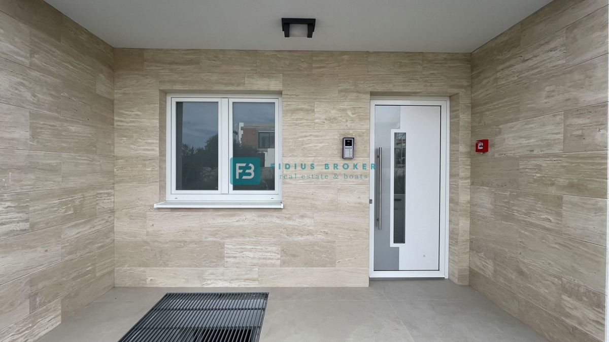 Vodice, novo, 2. nadstropje, vseljivo, panoramski pogled na morje, 2 shrambi