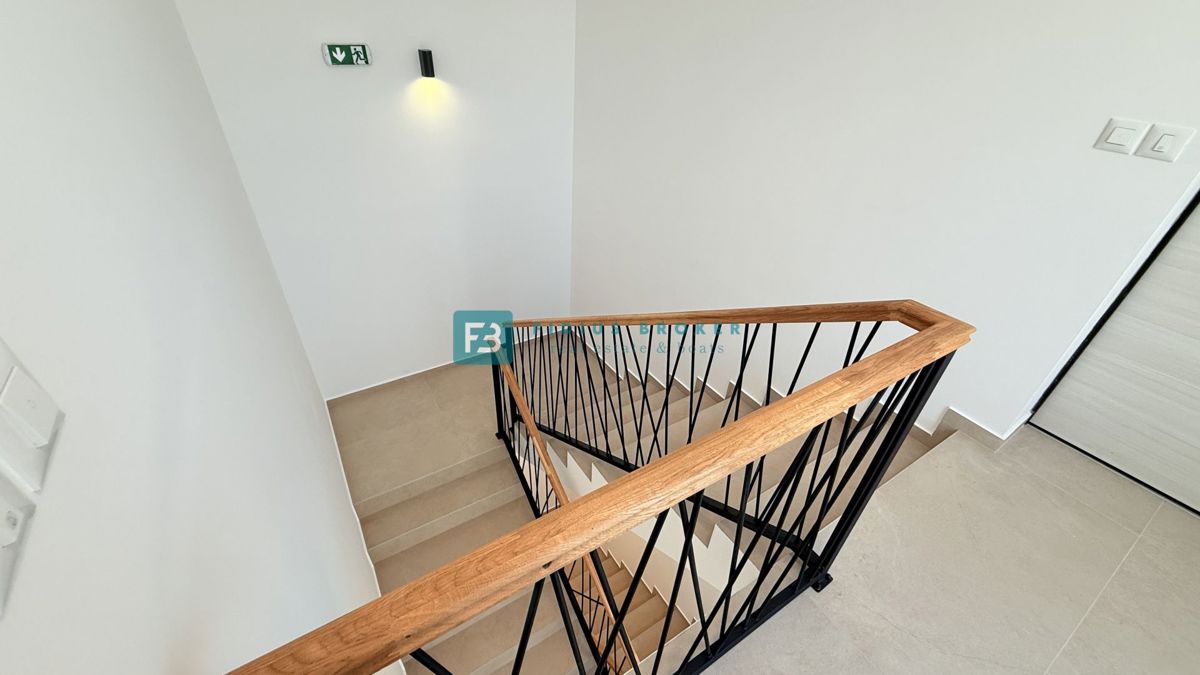 Vodice, novo, 2. nadstropje, vseljivo, panoramski pogled na morje, 2 shrambi