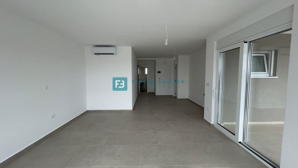 Vodice, novo, 2. nadstropje, vseljivo, panoramski pogled na morje, 2 shrambi