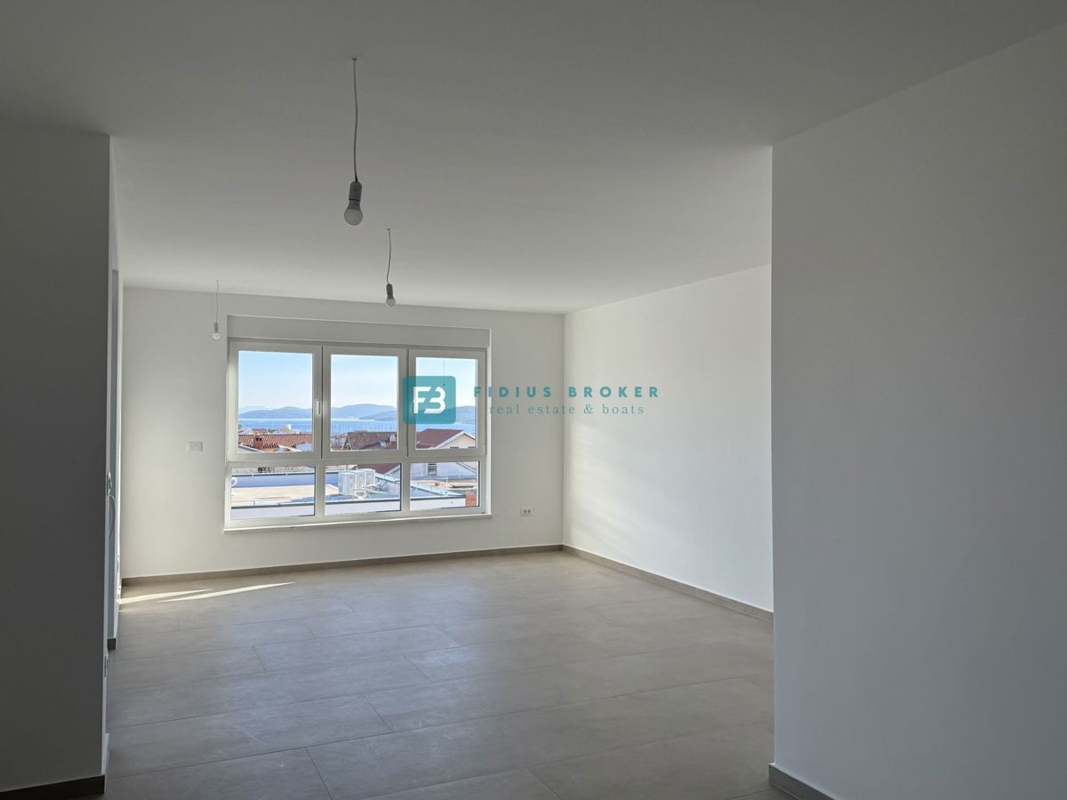 Vodice, novo, 2. nadstropje, vseljivo, panoramski pogled na morje, 2 shrambi