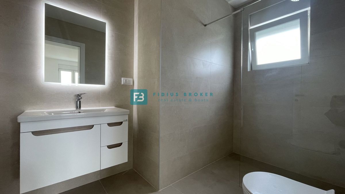 Vodice, novo, 2. nadstropje, vseljivo, panoramski pogled na morje, 2 shrambi