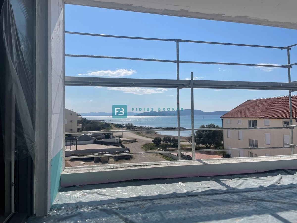VODICE - SRIMA, novo, vrhunska lokacija, 80 m od morja, strešna terasa, panoramski razgled, 3 spalnice