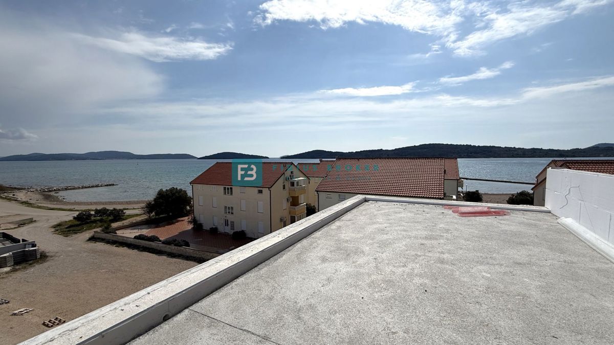 VODICE - SRIMA, novo, vrhunska lokacija, 80 m od morja, strešna terasa, panoramski razgled, 3 spalnice