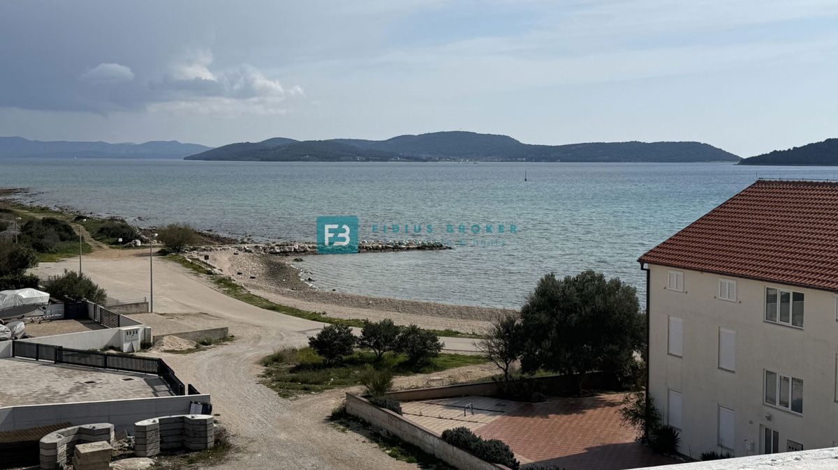 VODICE - SRIMA, novo, vrhunska lokacija, 80 m od morja, strešna terasa, panoramski razgled, 3 spalnice