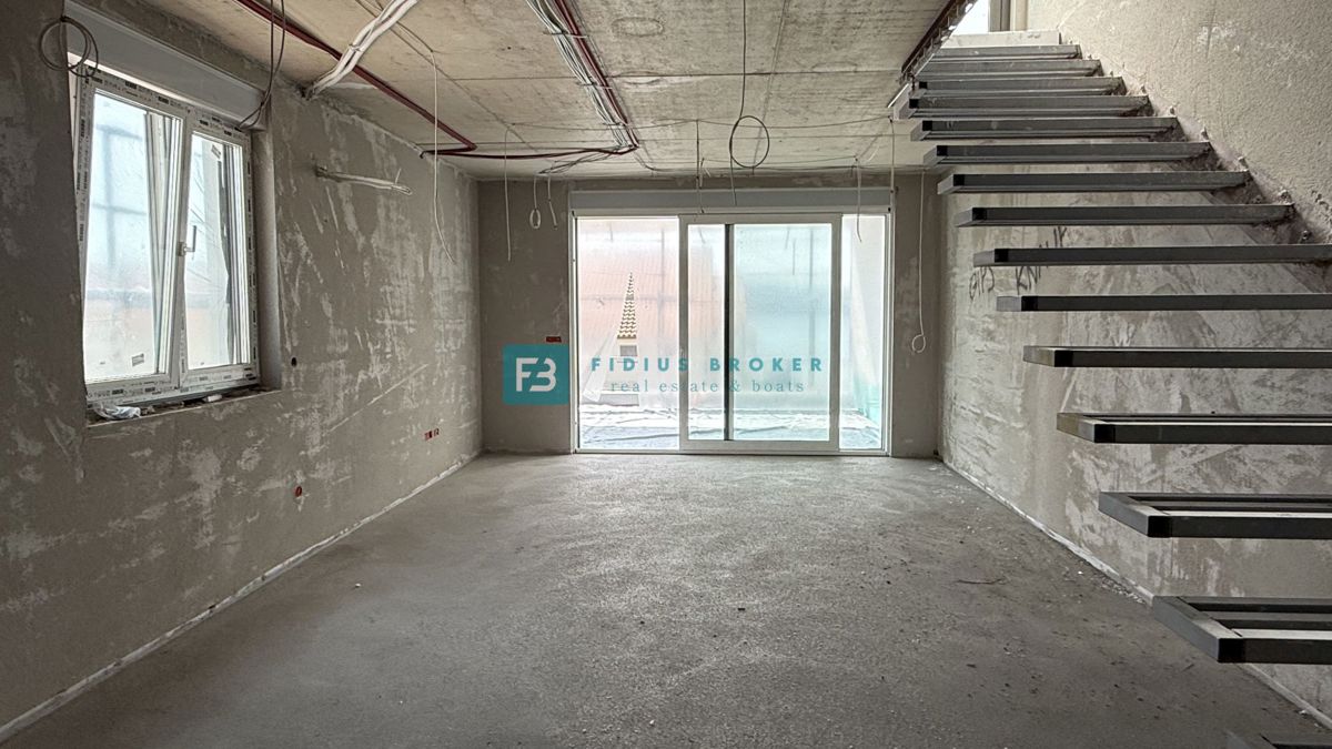 VODICE - SRIMA, novo, vrhunska lokacija, 80 m od morja, strešna terasa, panoramski razgled, 3 spalnice