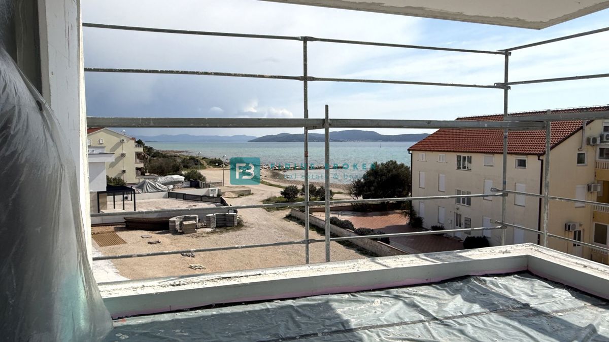 VODICE - SRIMA, novo, vrhunska lokacija, 80 m od morja, strešna terasa, panoramski razgled, 3 spalnice