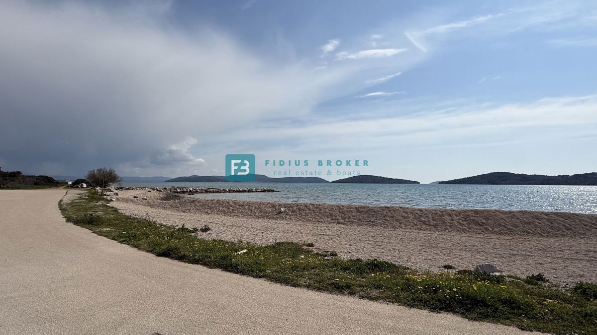 VODICE - SRIMA, novo, vrhunska lokacija, 80 m od morja, strešna terasa, panoramski razgled, 3 spalnice