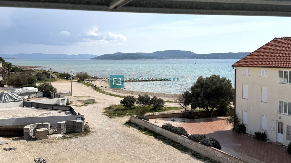 VODICE - SRIMA, novo, vrhunska lokacija, 80 m od morja, strešna terasa, panoramski razgled, 3 spalnice