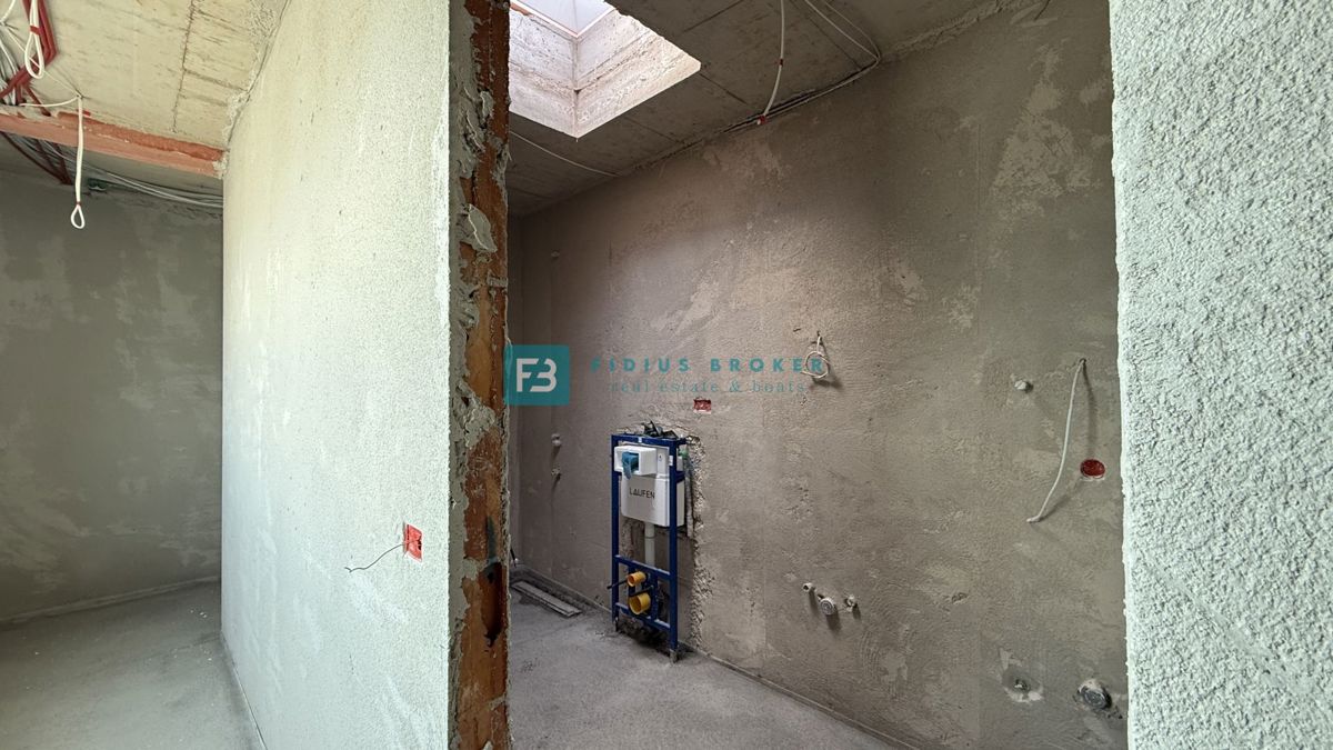 VODICE - SRIMA, novo, vrhunska lokacija, 80 m od morja, strešna terasa, panoramski razgled, 3 spalnice