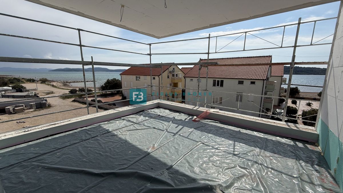 VODICE - SRIMA, novo, vrhunska lokacija, 80 m od morja, strešna terasa, panoramski razgled, 3 spalnice