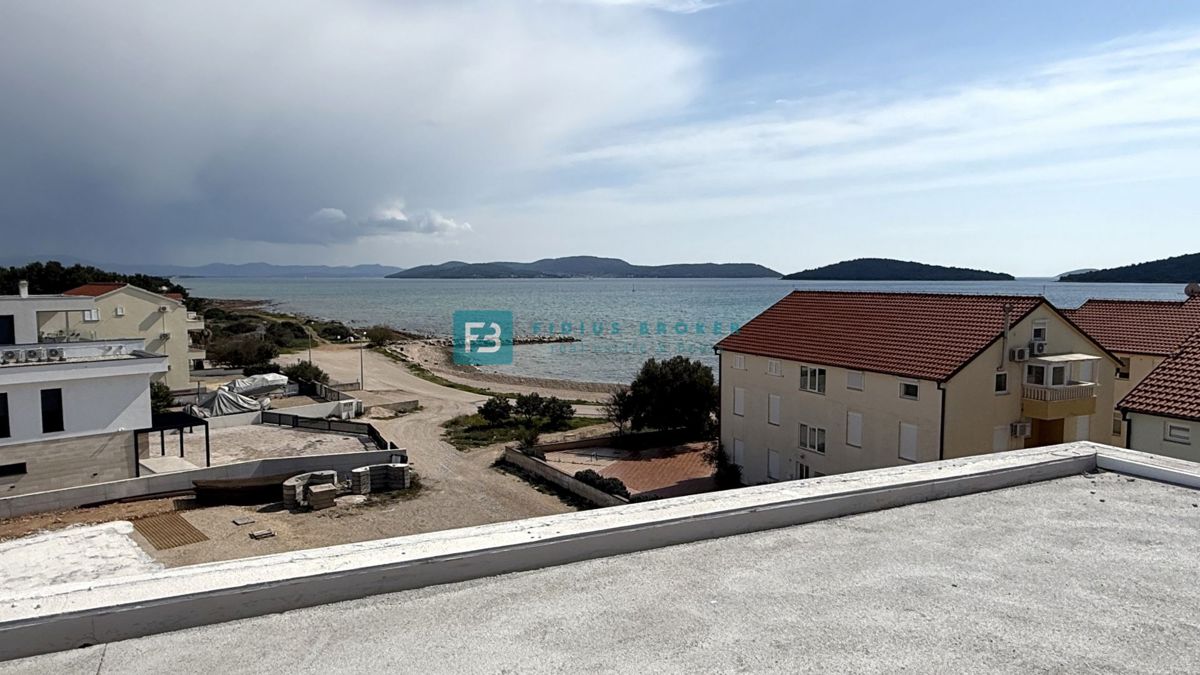VODICE - SRIMA, novo, vrhunska lokacija, 80 m od morja, strešna terasa, panoramski razgled, 3 spalnice