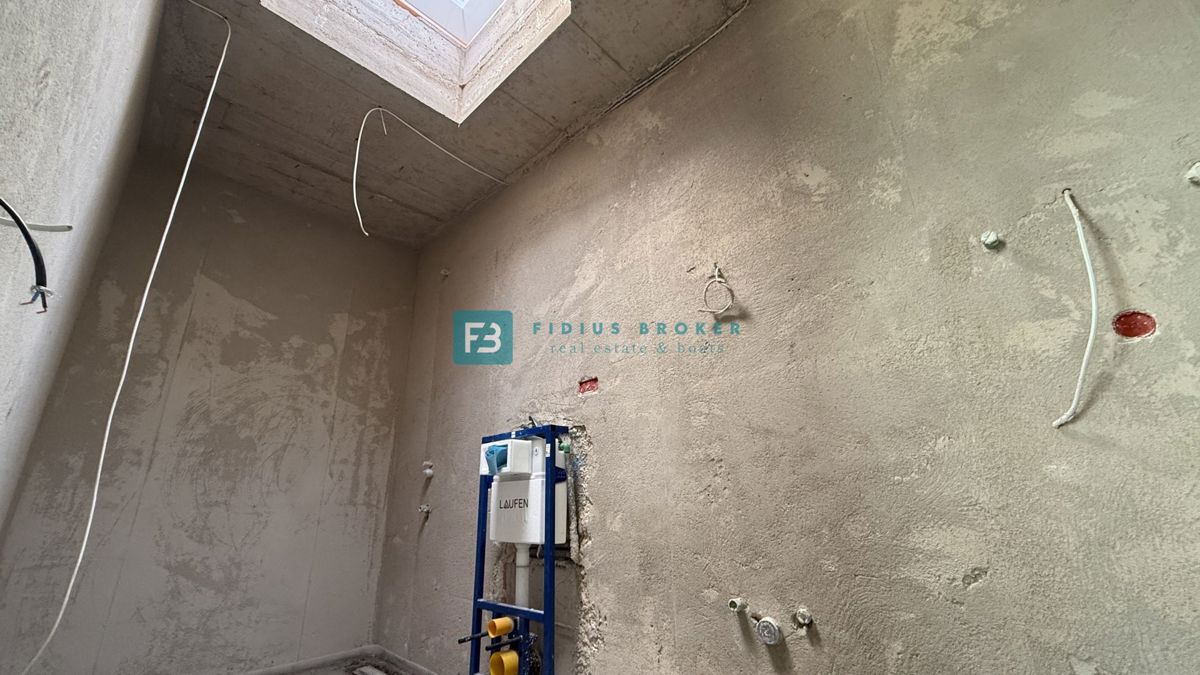 VODICE - SRIMA, novo, vrhunska lokacija, 80 m od morja, strešna terasa, panoramski razgled, 3 spalnice