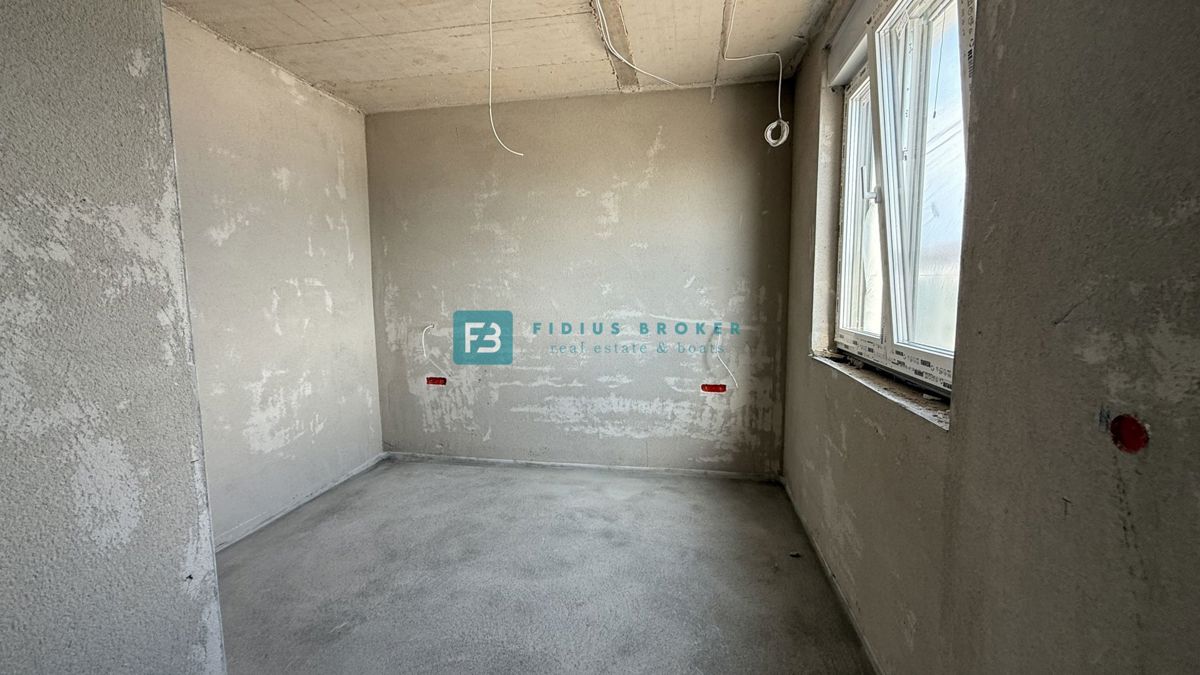 VODICE - SRIMA, novo, vrhunska lokacija, 80 m od morja, strešna terasa, panoramski razgled, 3 spalnice