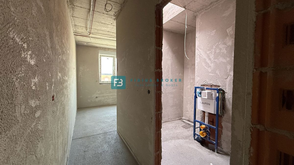 VODICE - SRIMA, novo, vrhunska lokacija, 80 m od morja, strešna terasa, panoramski razgled, 3 spalnice