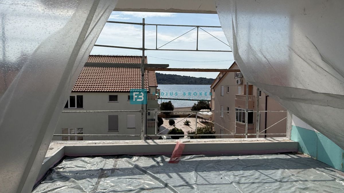 VODICE - SRIMA, novo, vrhunska lokacija, 80 m od morja, strešna terasa, panoramski razgled, 3 spalnice