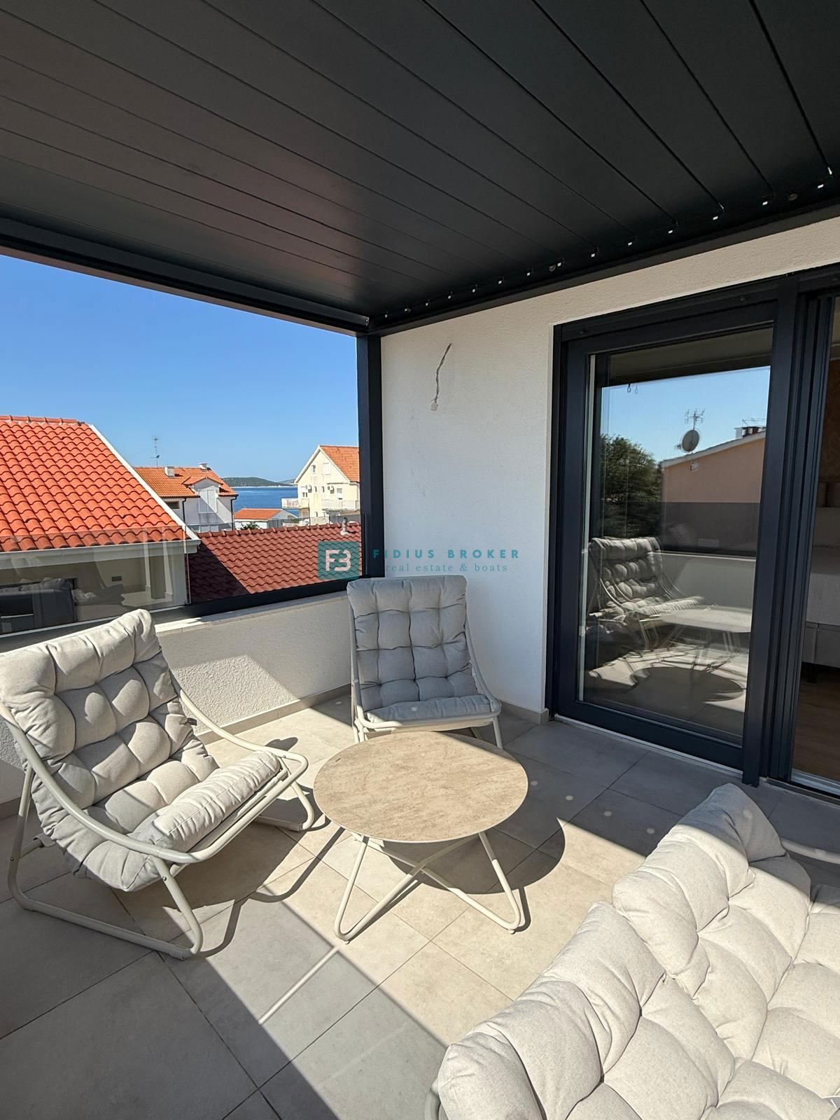 VODICE - SRIMA, nova, opremljena polsamostojna hiša, 300 m do plaže, pogled na morje