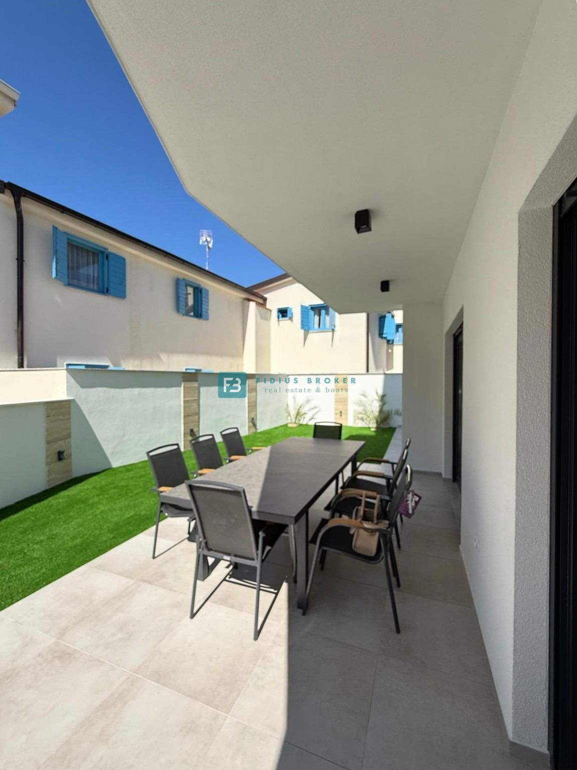 VODICE - SRIMA, nova, opremljena polsamostojna hiša, 300 m do plaže, pogled na morje