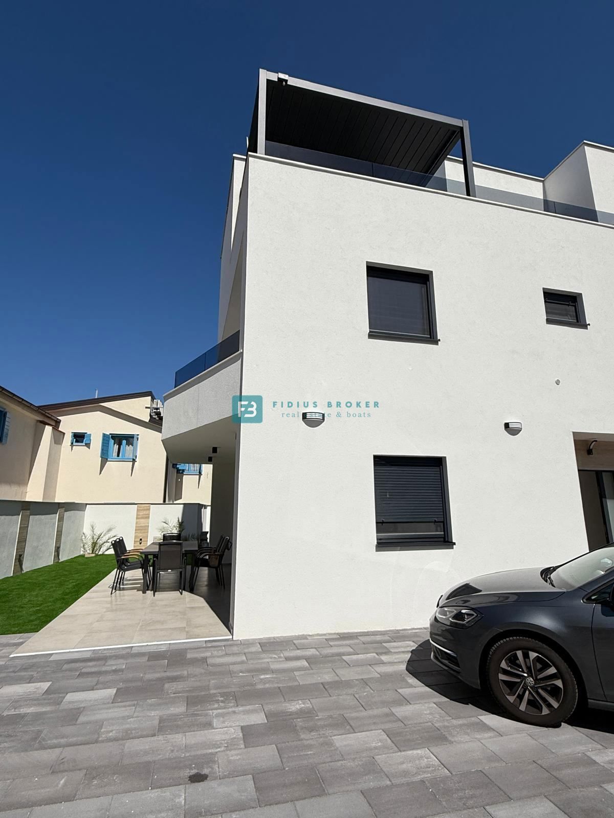 VODICE - SRIMA, nova, opremljena polsamostojna hiša, 300 m do plaže, pogled na morje