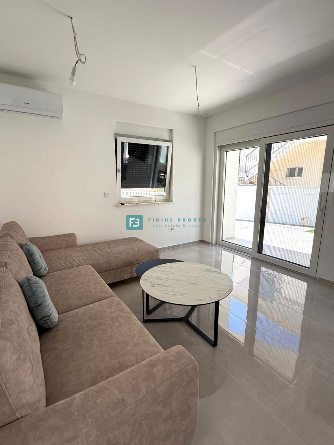 VODICE - SRIMA, nova, opremljena polsamostojna hiša, 300 m do plaže, pogled na morje