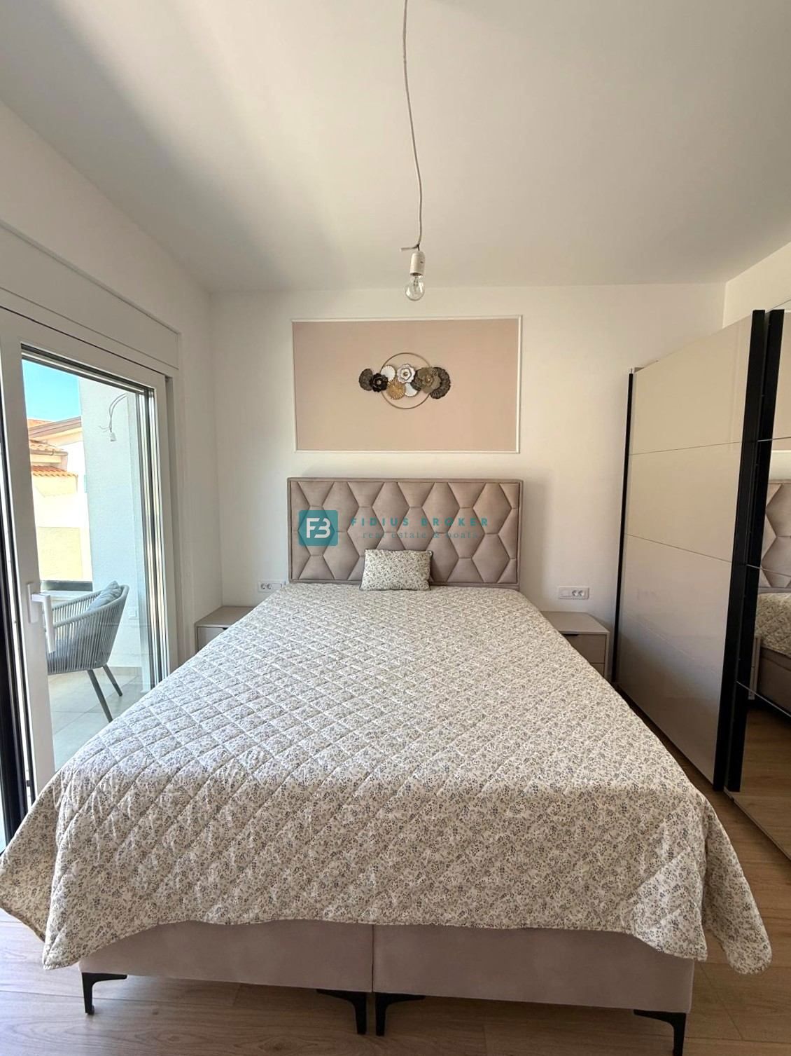 VODICE - SRIMA, nova, opremljena polsamostojna hiša, 300 m do plaže, pogled na morje