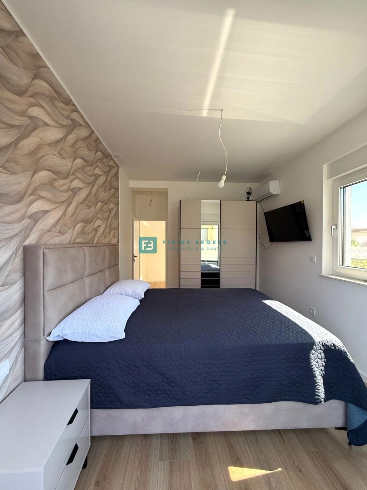 VODICE - SRIMA, nova, opremljena polsamostojna hiša, 300 m do plaže, pogled na morje