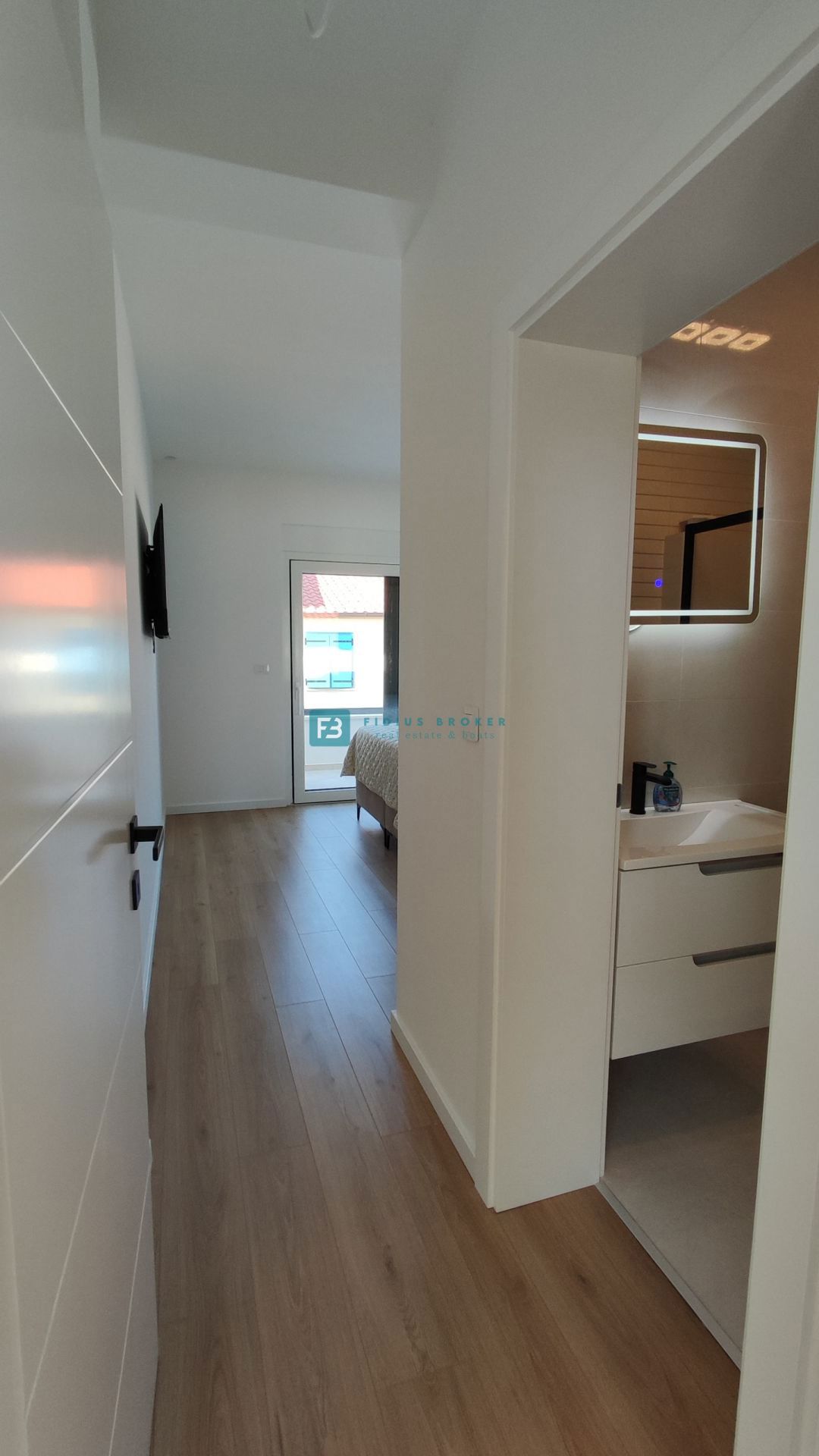 VODICE - SRIMA, nova, opremljena polsamostojna hiša, 300 m do plaže, pogled na morje