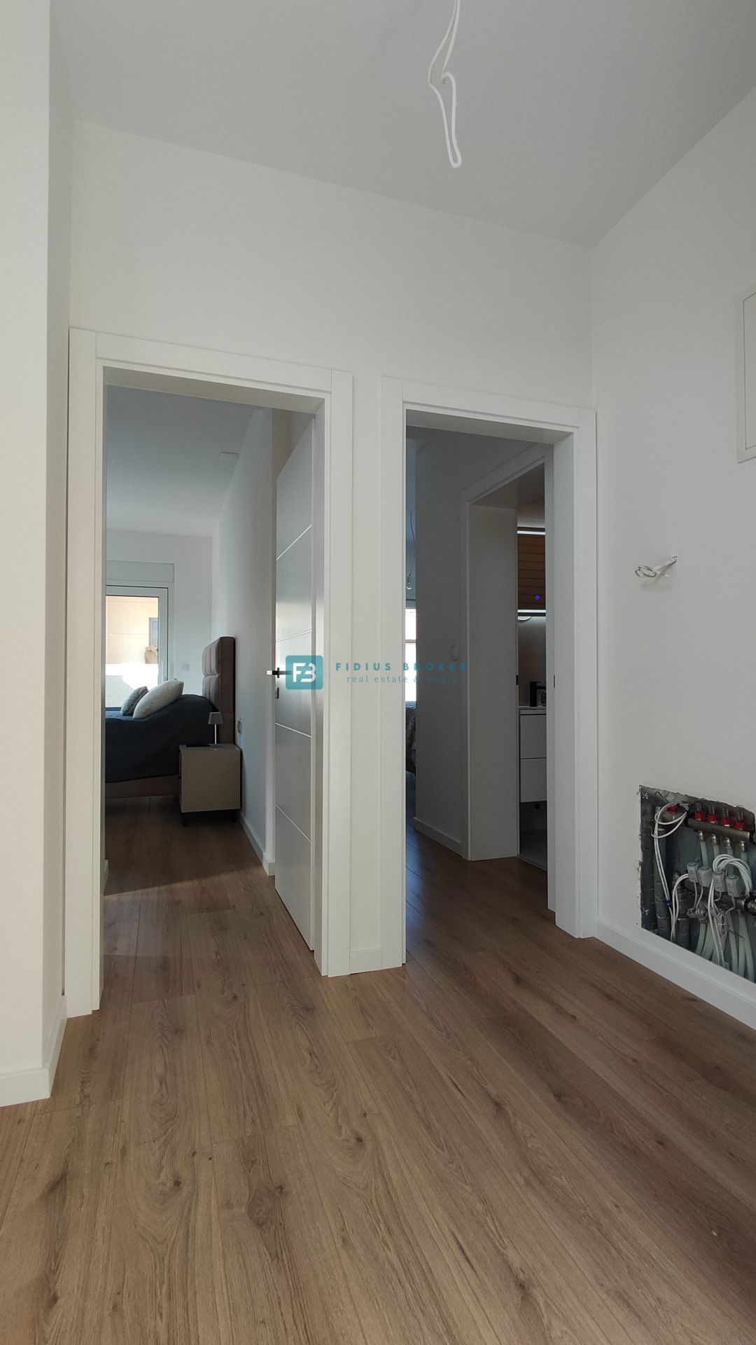 VODICE - SRIMA, nova, opremljena polsamostojna hiša, 300 m do plaže, pogled na morje