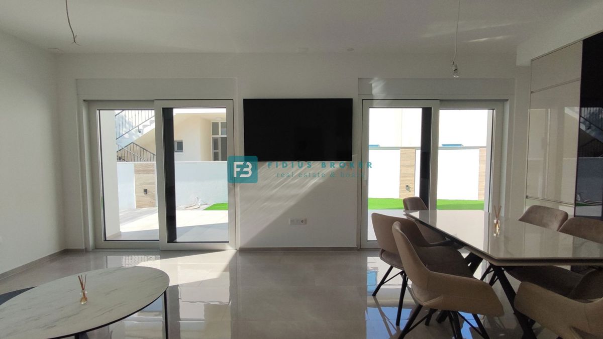 VODICE - SRIMA, nova, opremljena polsamostojna hiša, 300 m do plaže, pogled na morje