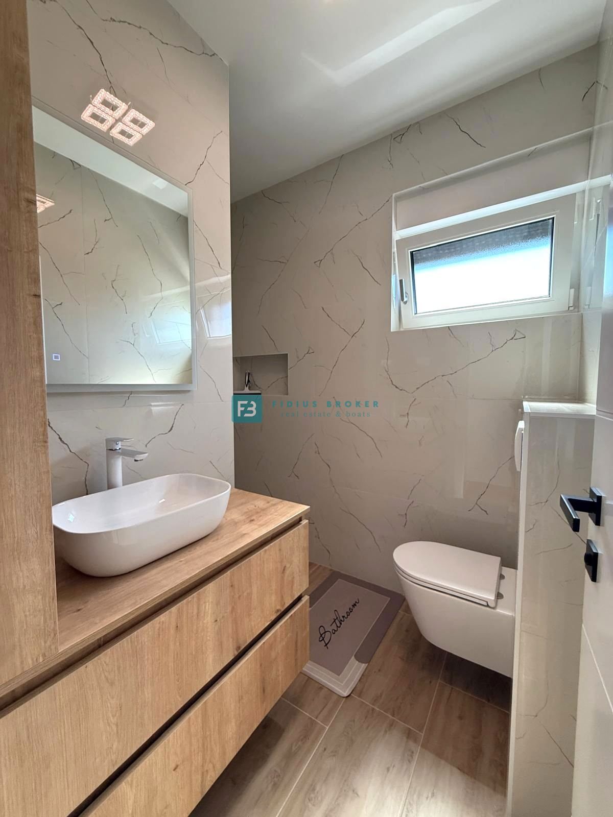 VODICE - SRIMA, nova, opremljena polsamostojna hiša, 300 m do plaže, pogled na morje