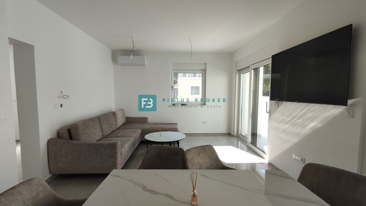 VODICE - SRIMA, nova, opremljena polsamostojna hiša, 300 m do plaže, pogled na morje