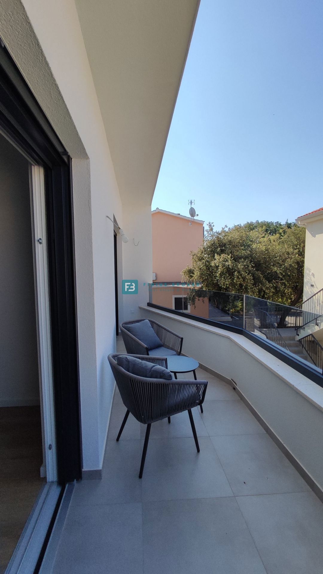 VODICE - SRIMA, nova, opremljena polsamostojna hiša, 300 m do plaže, pogled na morje