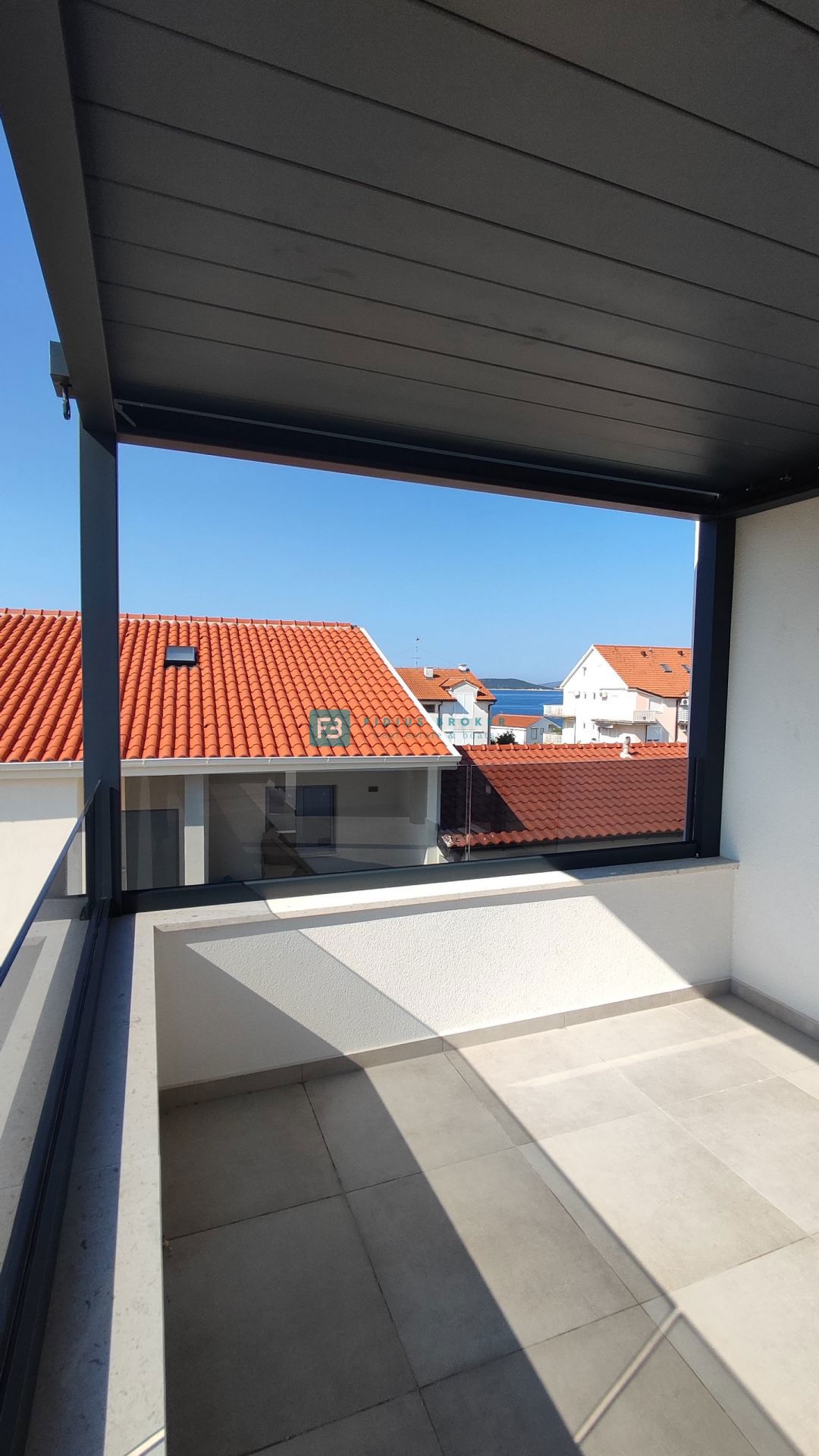 VODICE - SRIMA, nova, opremljena polsamostojna hiša, 300 m do plaže, pogled na morje