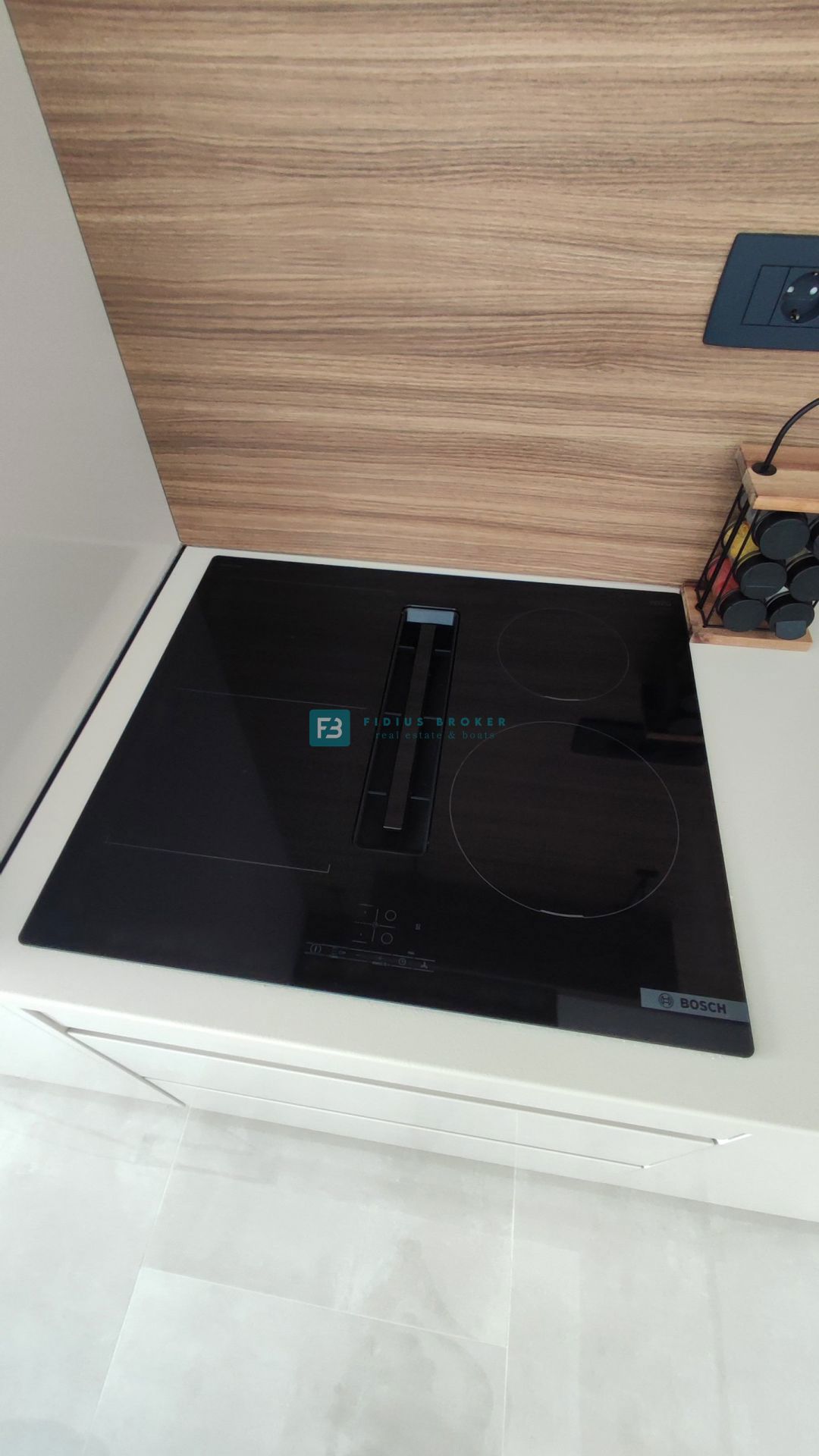 VODICE - SRIMA, nova, opremljena polsamostojna hiša, 300 m do plaže, pogled na morje