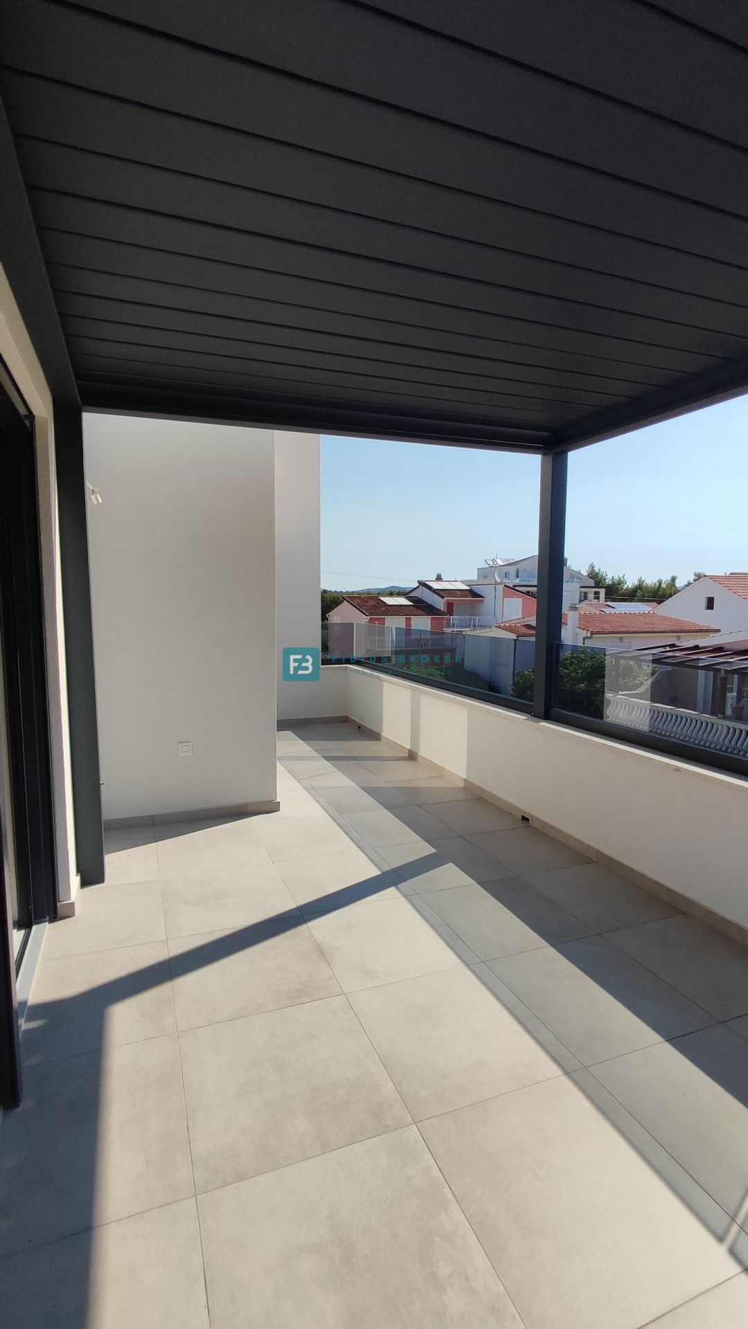 VODICE - SRIMA, nova, opremljena polsamostojna hiša, 300 m do plaže, pogled na morje