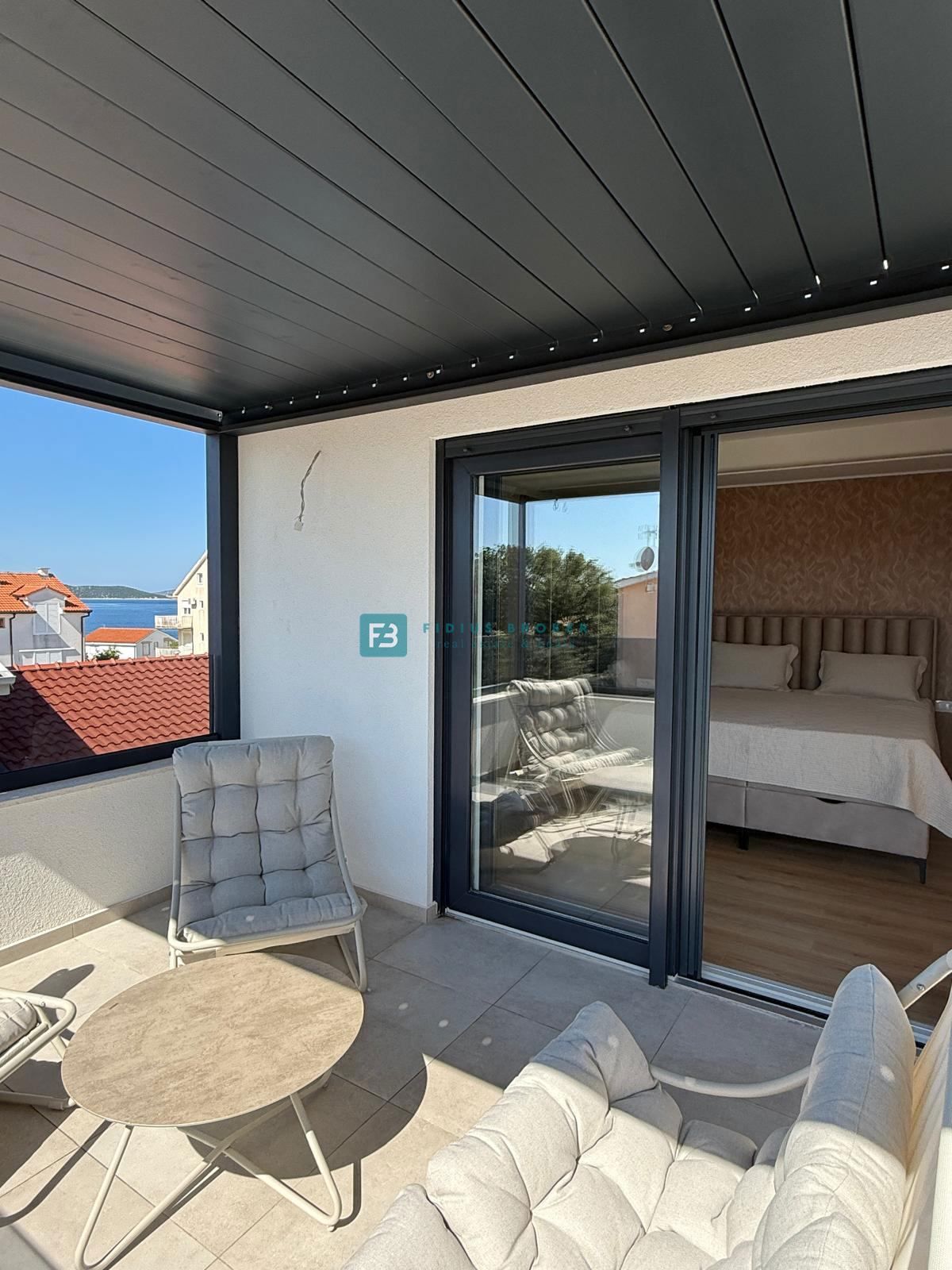 VODICE - SRIMA, nova, opremljena polsamostojna hiša, 300 m do plaže, pogled na morje