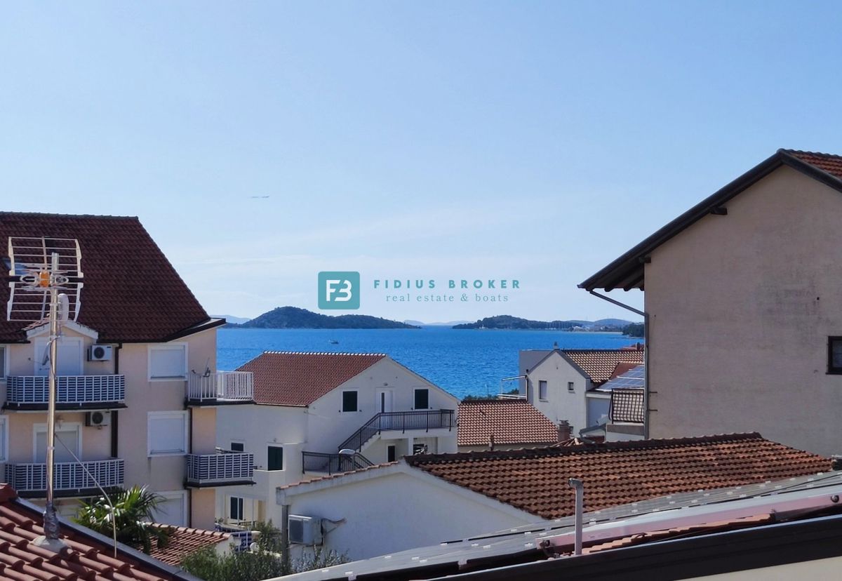 VODICE - SRIMA, nova, opremljena polsamostojna hiša, 300 m do plaže, pogled na morje