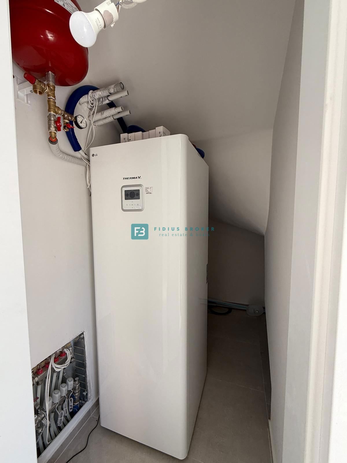 VODICE - SRIMA, nova, opremljena polsamostojna hiša, 300 m do plaže, pogled na morje